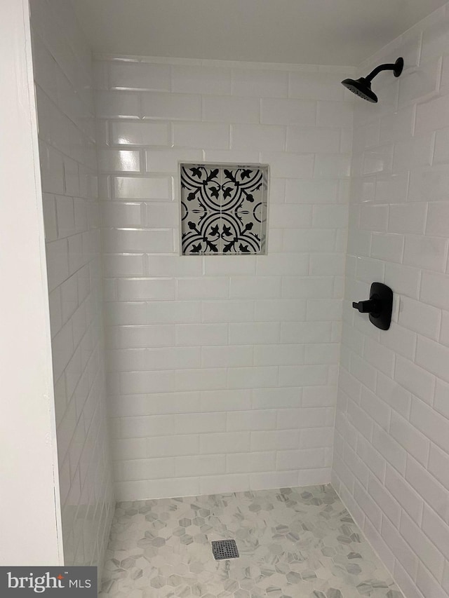 bathroom featuring tiled shower