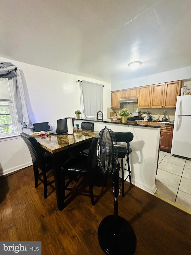 dining area featuring sink and light wood-type flooring