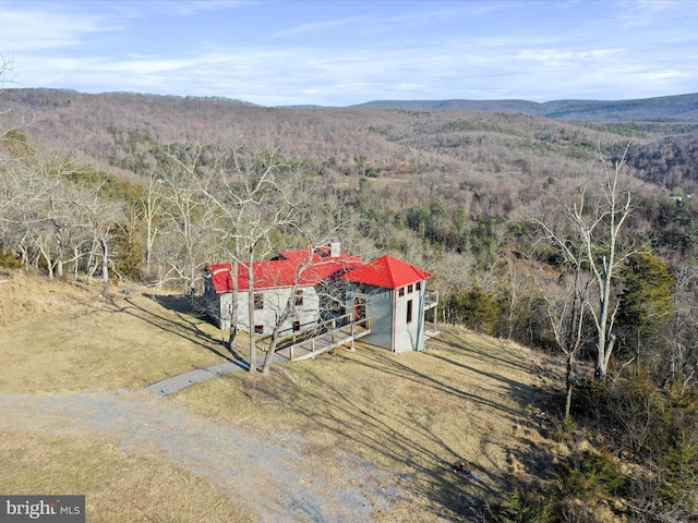 birds eye view of property featuring a wooded view