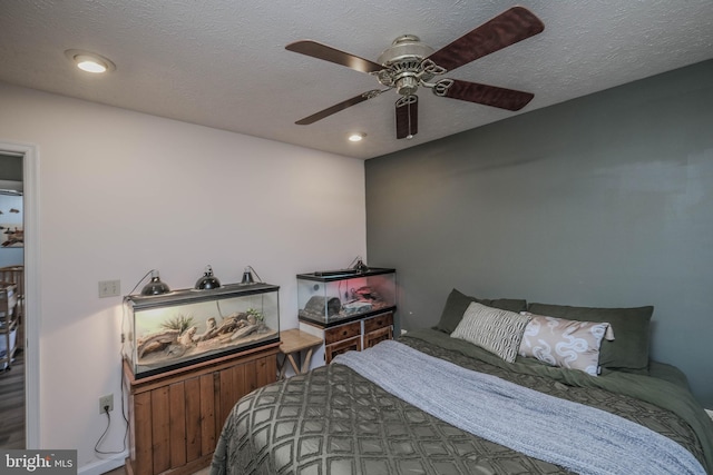 bedroom featuring ceiling fan and a textured ceiling