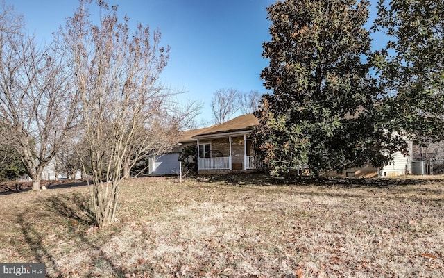 view of front of house with covered porch and a front lawn