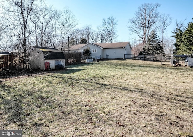 view of yard featuring a storage shed