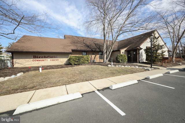 view of front facade featuring a front lawn