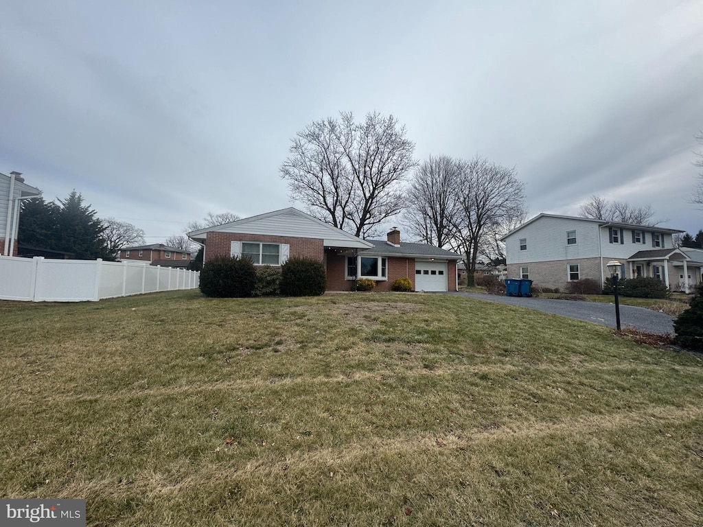 view of front of home featuring a garage and a front yard