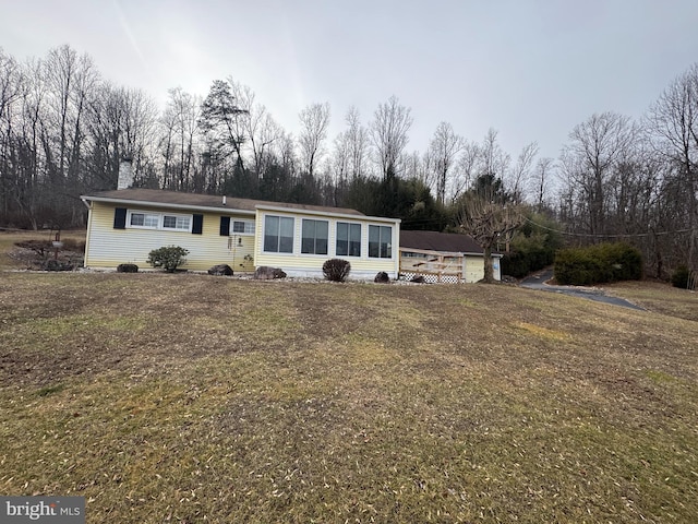 view of front facade featuring a front lawn