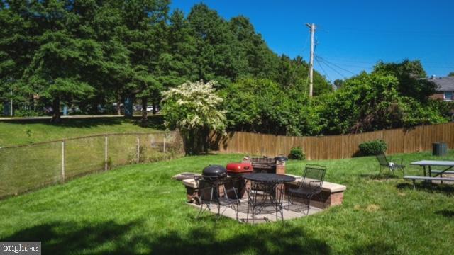 view of yard featuring a patio