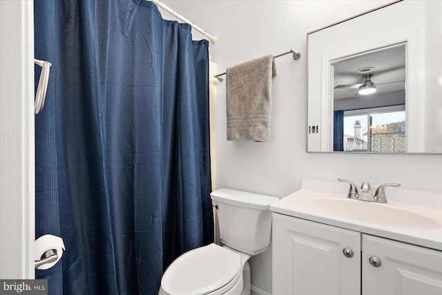 bathroom featuring a shower with curtain, vanity, and toilet