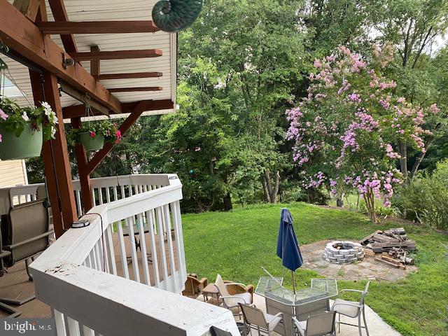 view of yard featuring a fire pit