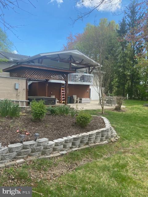 view of yard featuring a hot tub and a patio