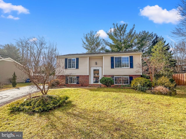 bi-level home featuring a front yard