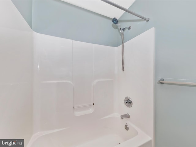 bathroom with bathtub / shower combination