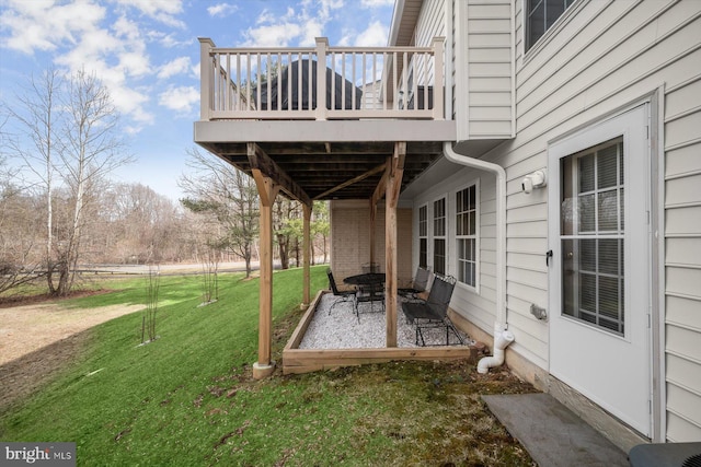 view of yard featuring a patio area