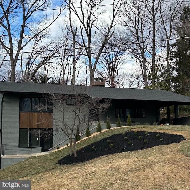 view of front of home with a front lawn