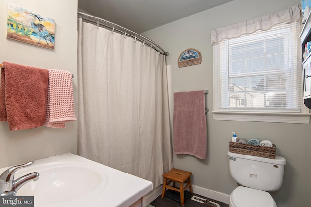 full bath featuring toilet, a sink, visible vents, baseboards, and a shower with curtain