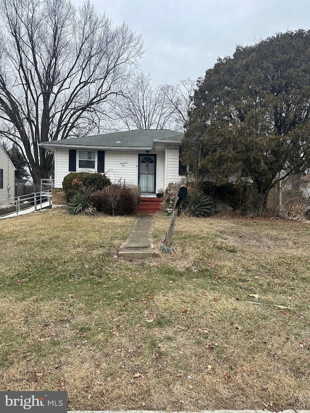 view of front of house featuring a front yard