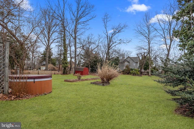 view of yard featuring a hot tub