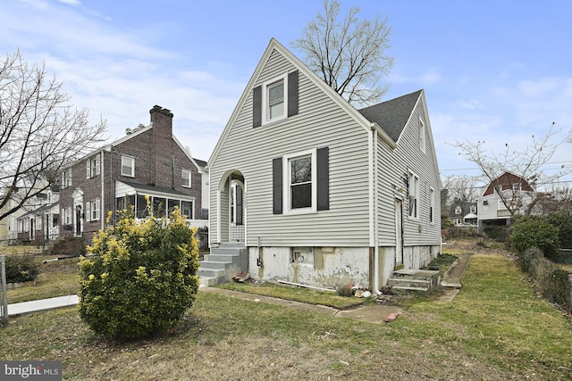 view of front of house featuring a front lawn