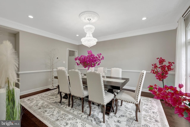 dining space featuring recessed lighting, wood finished floors, visible vents, baseboards, and crown molding