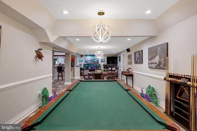 game room featuring baseboards, indoor bar, and recessed lighting