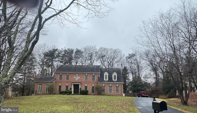 view of front of house featuring a front lawn