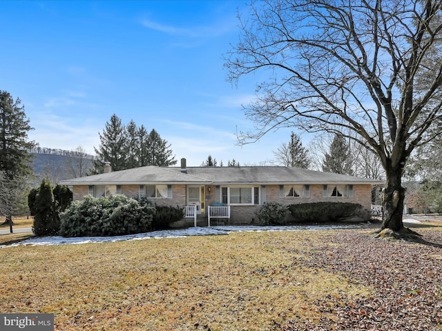 single story home featuring a front yard