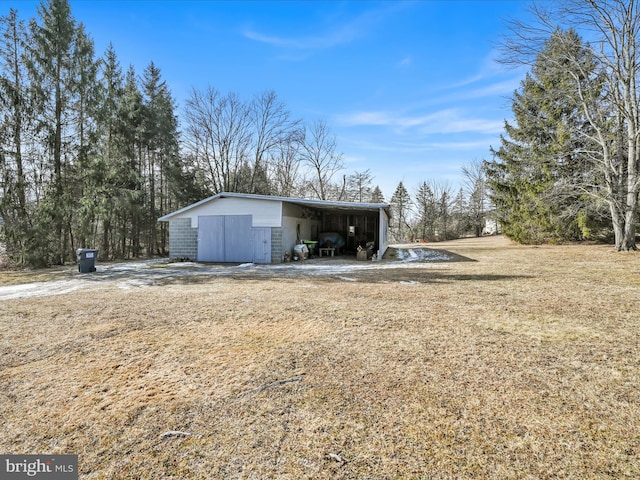 view of outdoor structure featuring a carport and a yard