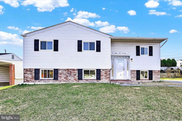 bi-level home featuring a front lawn