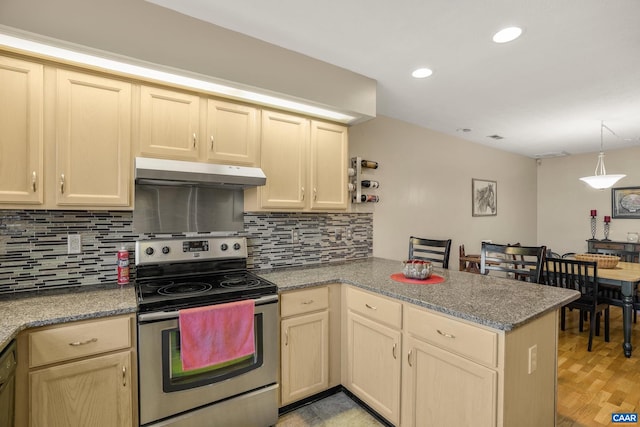 kitchen featuring pendant lighting, tasteful backsplash, light wood-type flooring, kitchen peninsula, and electric stove