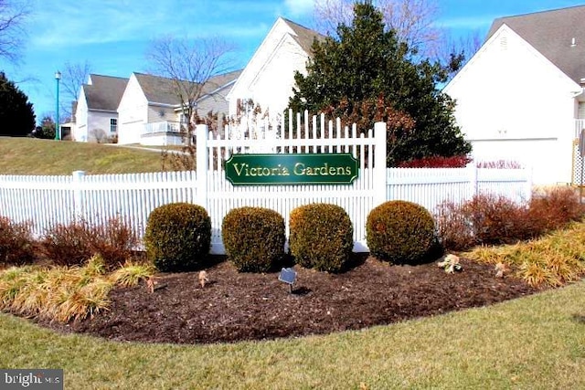 community / neighborhood sign featuring a lawn