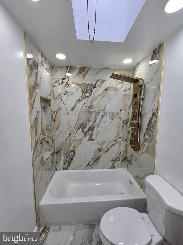 bathroom with tiled shower / bath and toilet