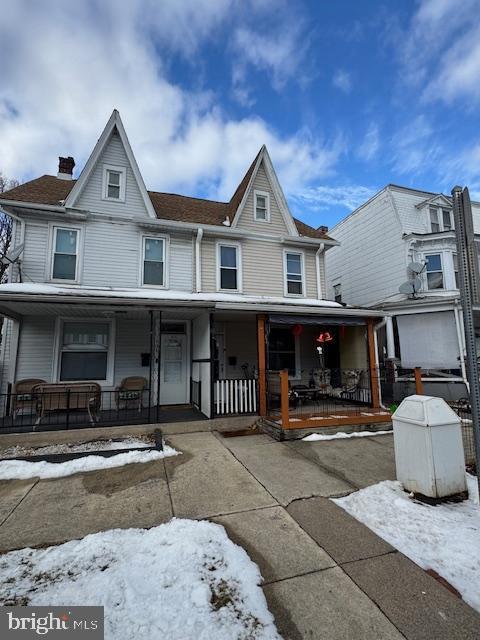 view of front of property featuring a porch