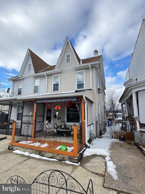 view of front of property featuring a porch