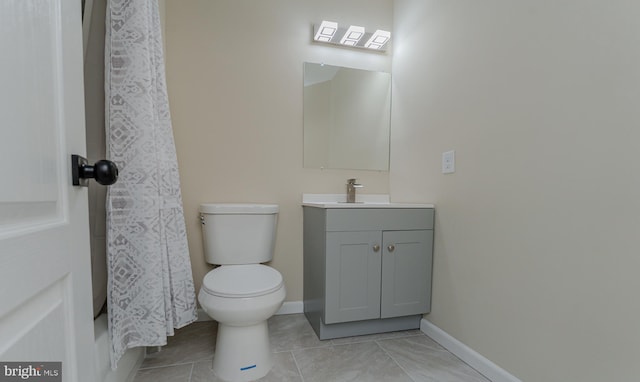 full bathroom featuring a shower with shower curtain, toilet, vanity, and baseboards