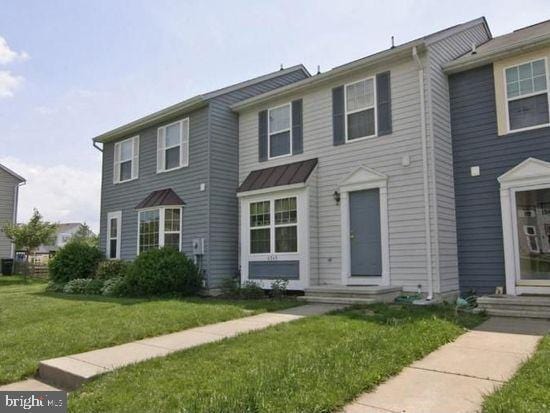 view of front of property with a front lawn