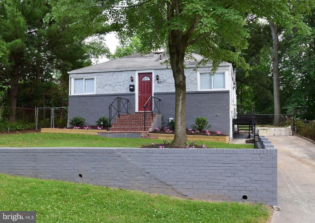 view of front of house with a front yard