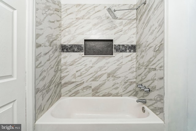 bathroom with tiled shower / bath combo