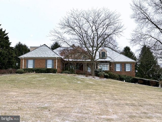 view of front facade with a front lawn