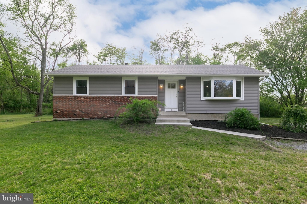 single story home with a front lawn