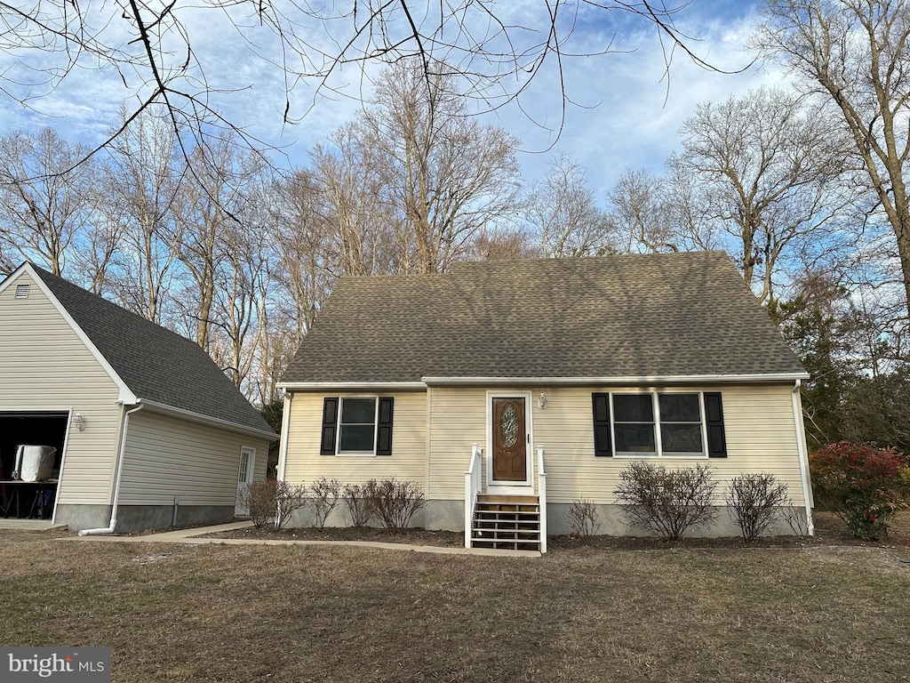 view of front of property featuring a front yard