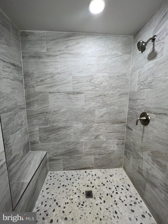 bathroom featuring tiled shower