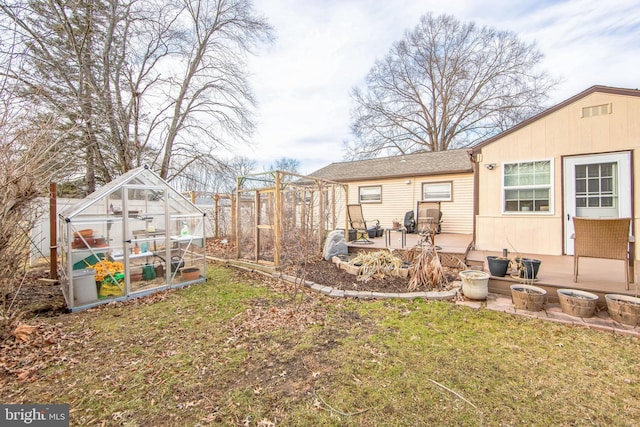 view of yard with an outdoor structure