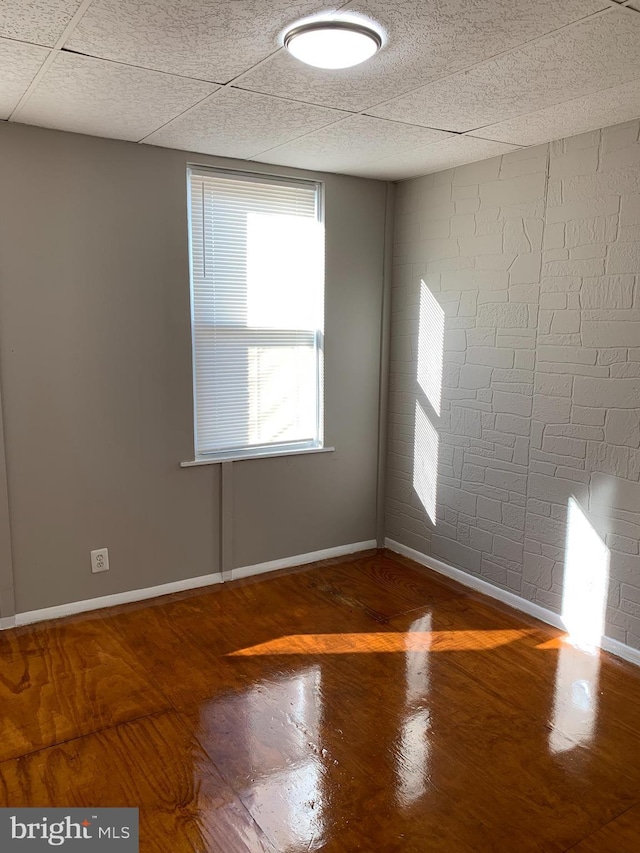 empty room featuring a drop ceiling