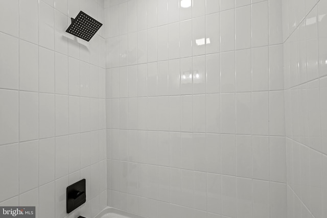 bathroom with tiled shower / bath combo