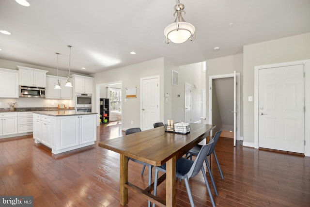 dining room with dark wood-type flooring, recessed lighting, visible vents, and baseboards