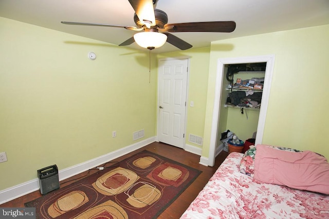 bedroom featuring a ceiling fan, a closet, visible vents, and baseboards