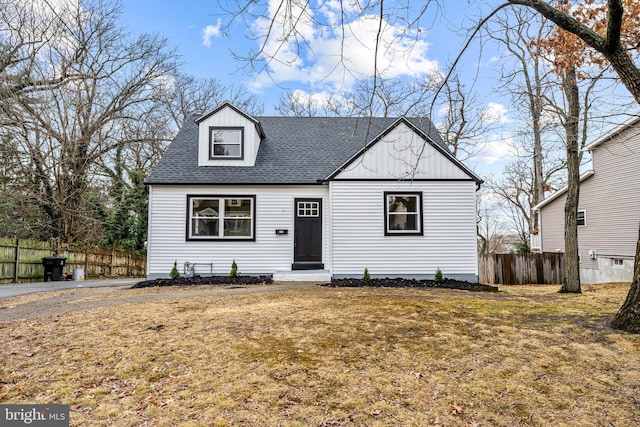 view of front of property with a front lawn