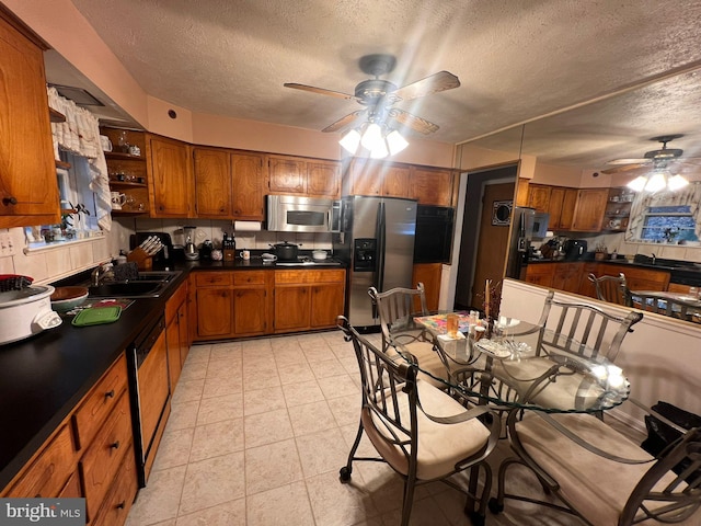 kitchen with ceiling fan, sink, a textured ceiling, and black appliances