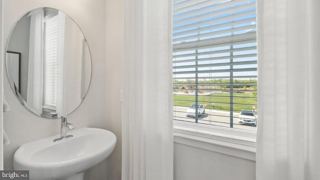 bathroom featuring sink