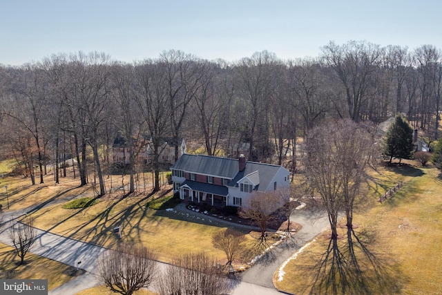 birds eye view of property featuring a forest view