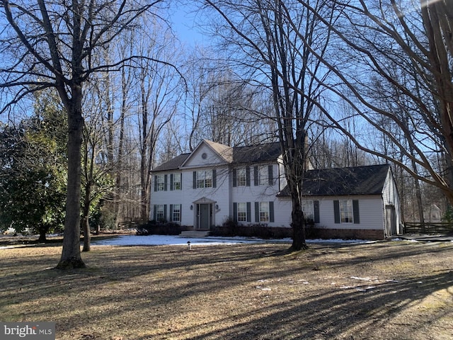 colonial inspired home featuring a front yard